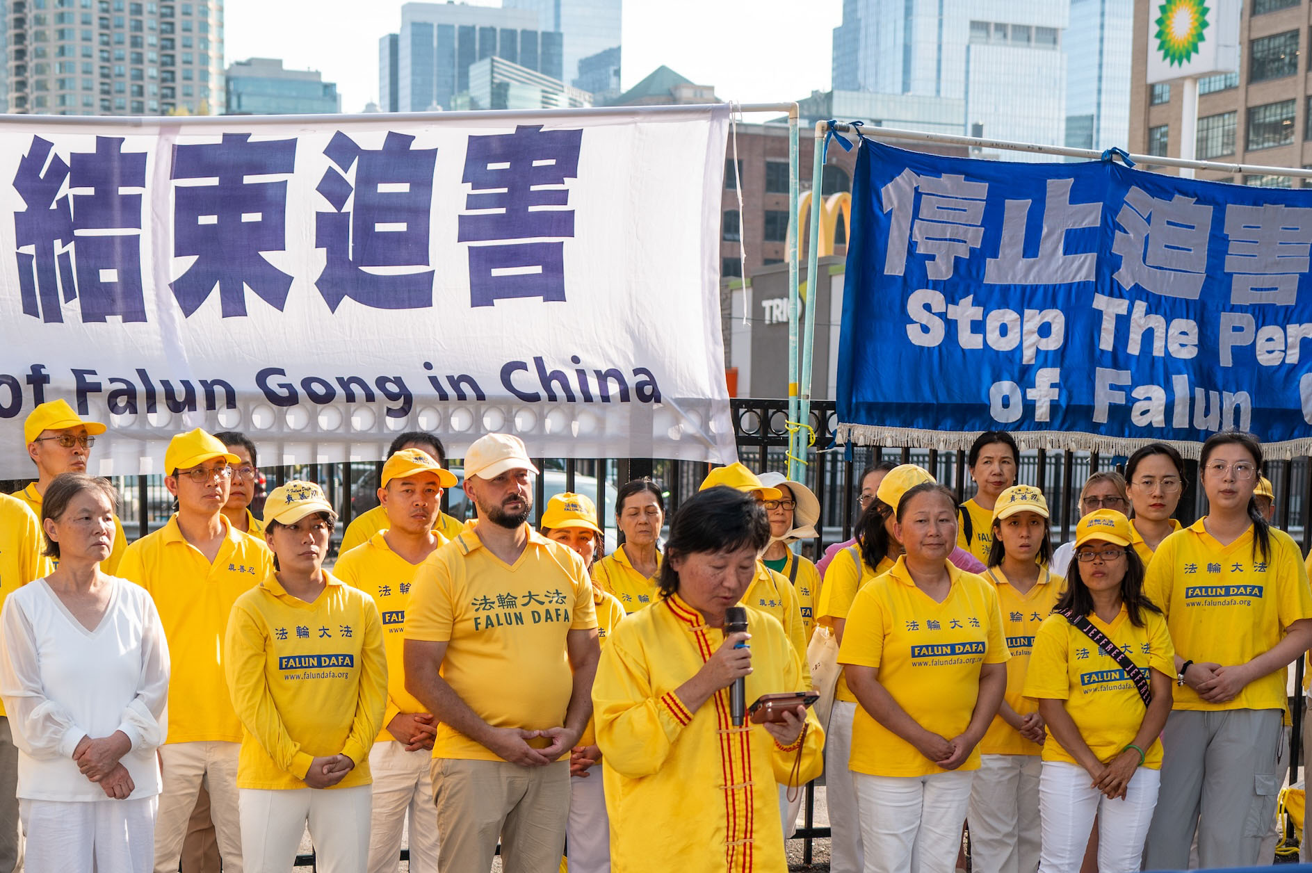 图3:二零二四年九月十四日,俄亥俄州法轮功学员王女士在芝加哥中领馆前的集会中发言。