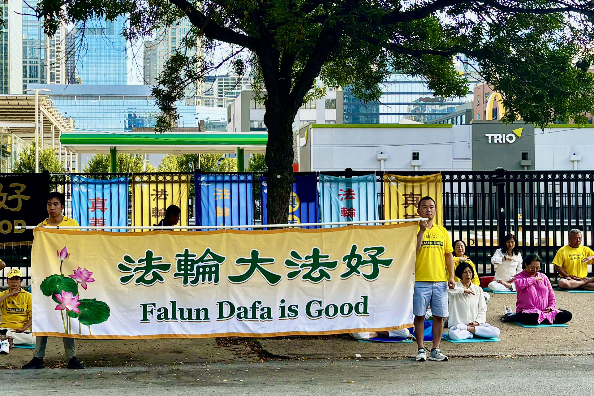 图4:二零二四年九月十四日下午,法轮功学员徐先生手持横幅(右侧),在芝加哥中领馆前和平抗议。