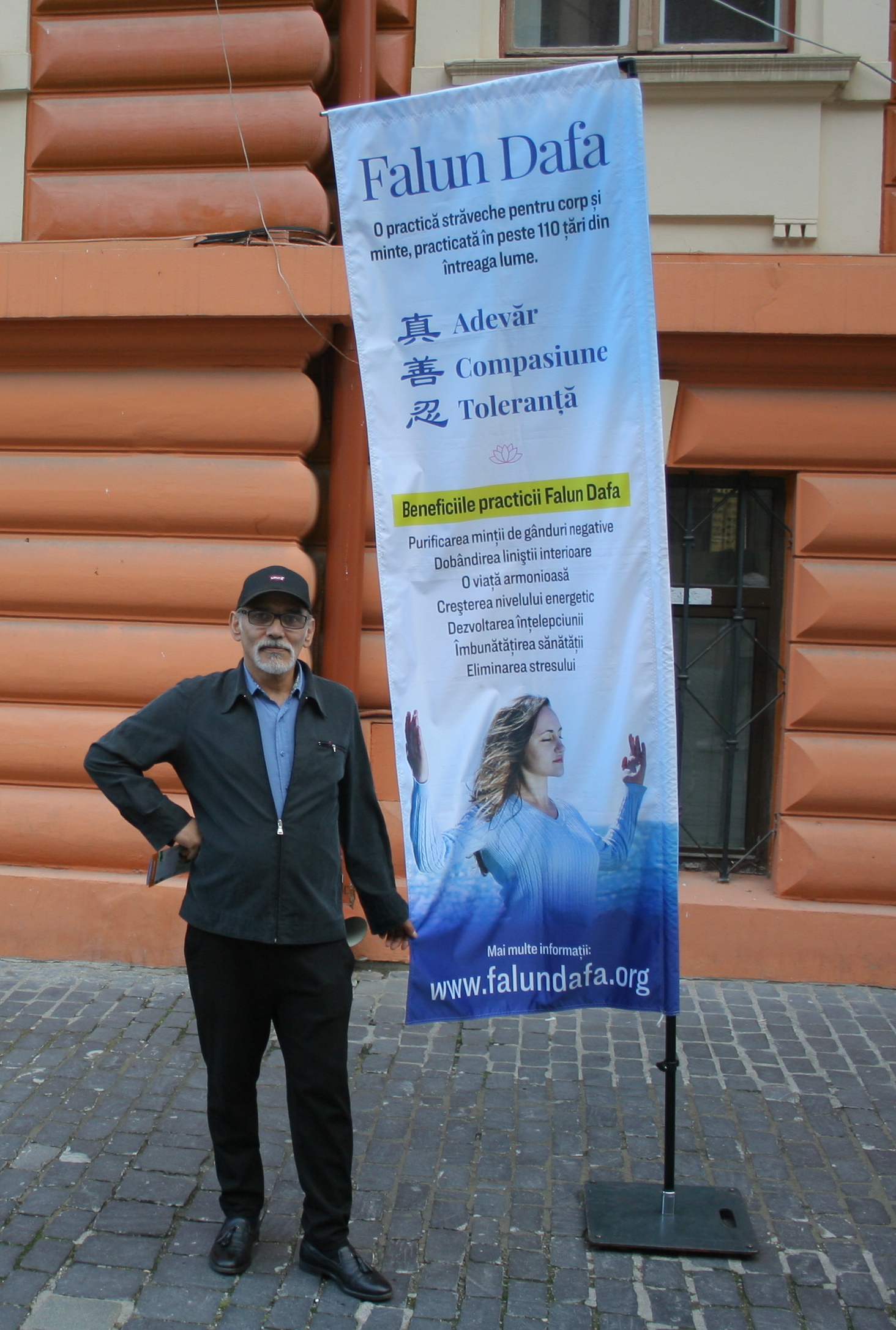 图4:加布里埃尔·普罗博泰努(Gabriel Proboteanu)先生表示,法轮大法“对身心有益,让人思考并获得自由。”