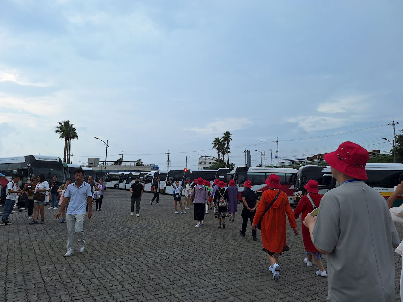 '图6~7:今年访问济州的外国游客数量持续增长。图为停泊在江汀港的邮轮和游览车。'