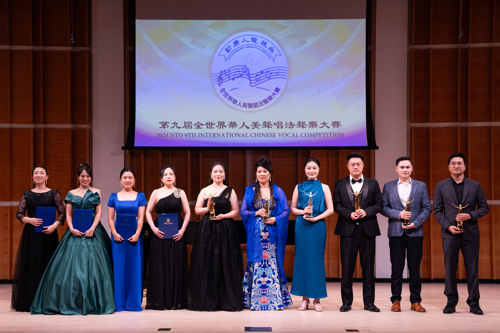图1:二零二四年九月二十一日,在纽约曼哈顿考夫曼音乐中心默金大厅(Merkin Hall of Kaufman Music Center),新唐人进行了第九届全世界华人美声声乐大赛的决赛。图为获奖选手合照。