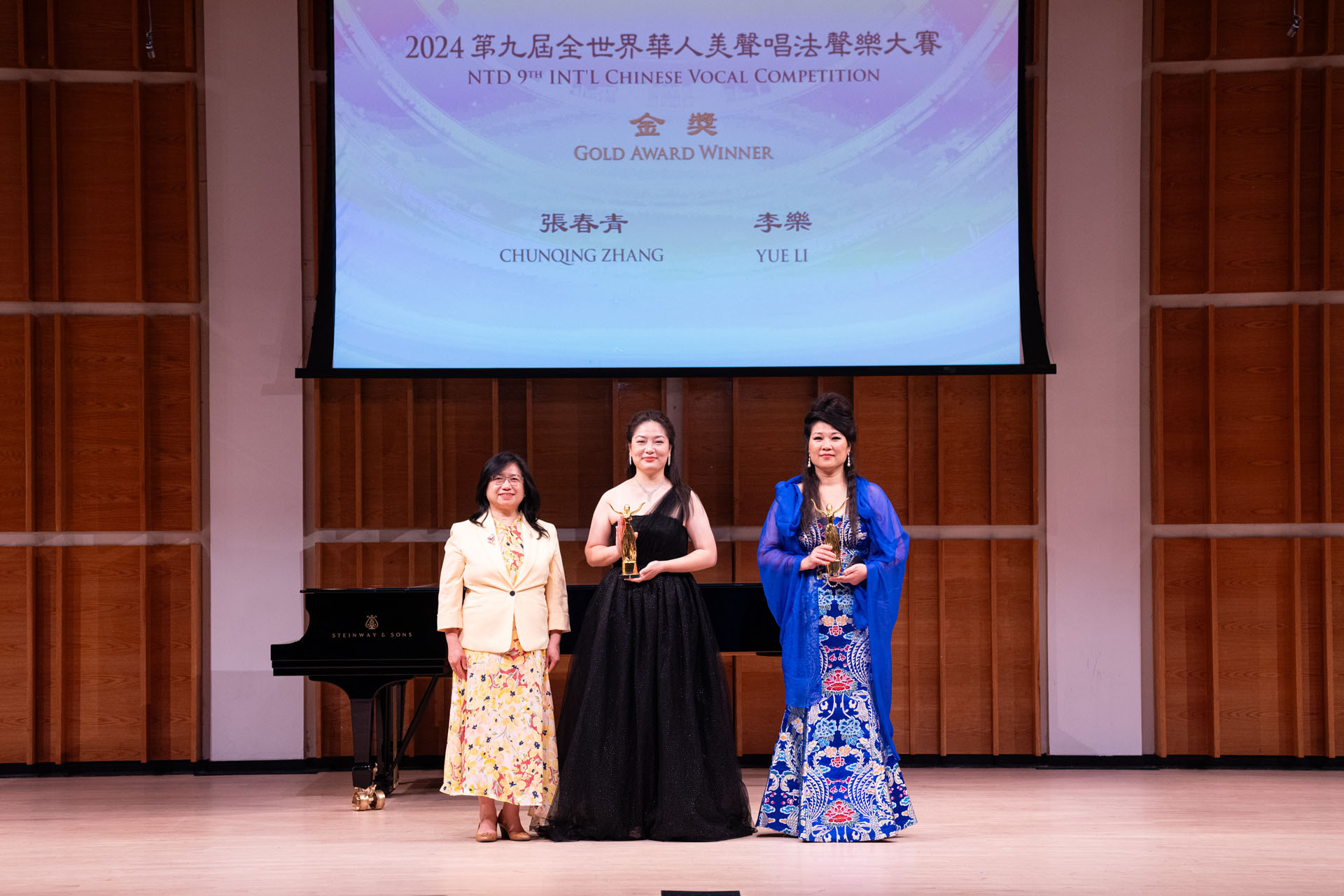 图2:在新唐人第九届全世界华人美声声乐大赛颁奖仪式上,新唐人总裁珍妮丝(Janice Trey)(左)向两位金奖得主李乐(中)和张春青(右)颁奖后合影。