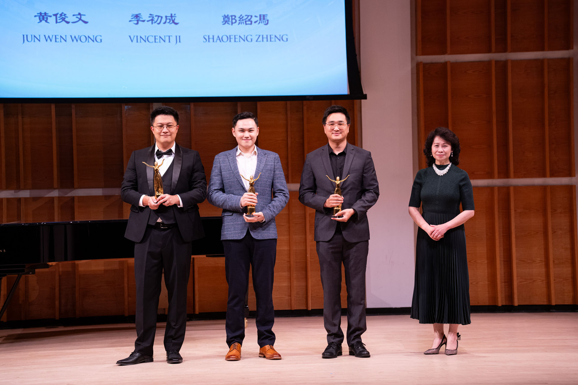 图4:在新唐人第九届全世界华人美声声乐大赛颁奖仪式上,新唐人大赛总监露西 (Lucy Zhou)向铜奖得主颁奖后合影。