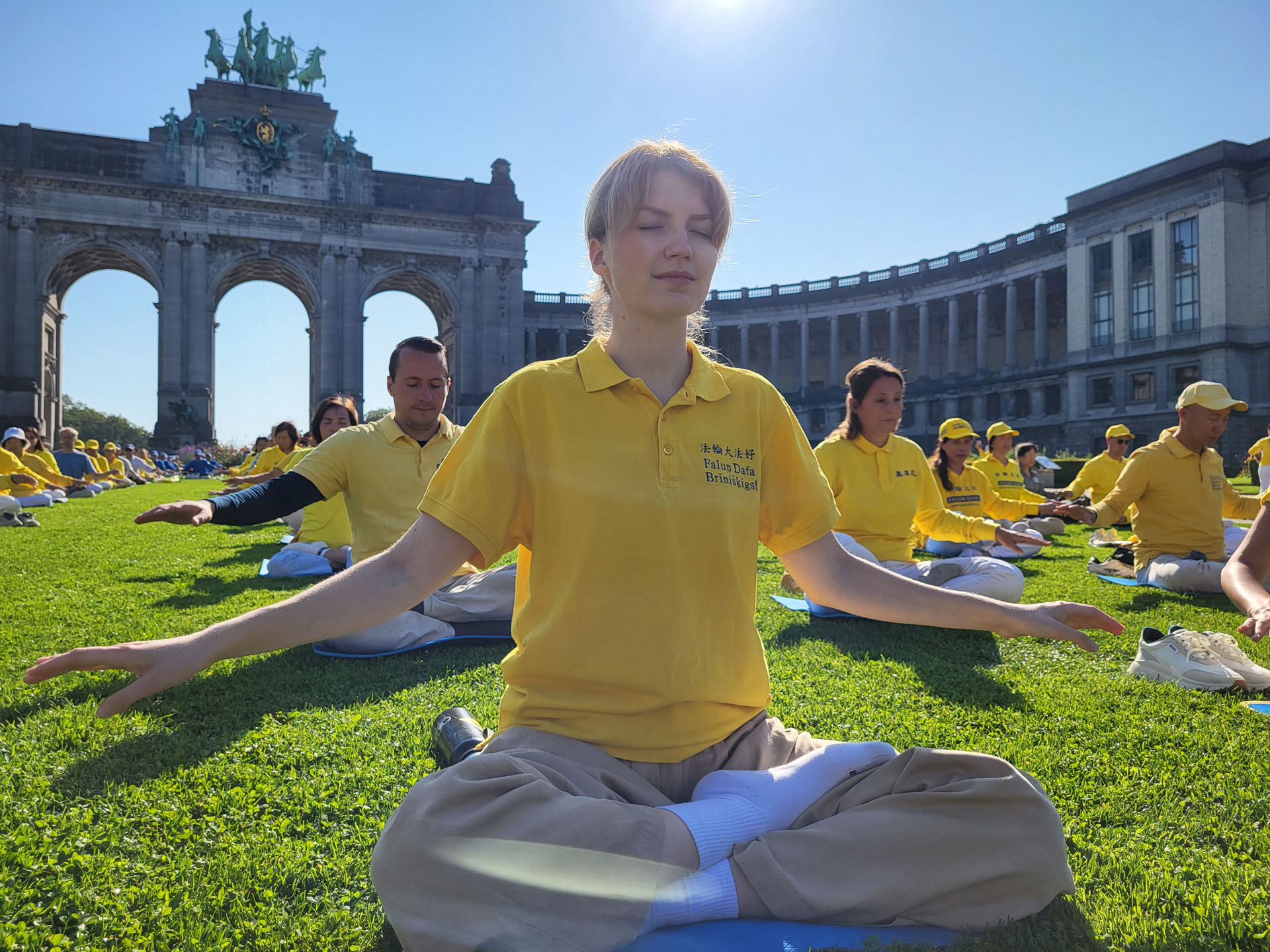 图3:修炼仅半年的新学员伊丽莎白(Elizabeth)在打坐中。