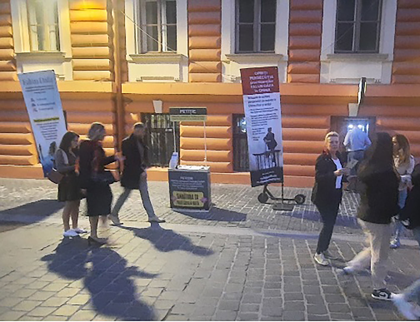 图1:二零二四年九月二十一日,罗马尼亚法轮功学员在布拉索夫(Brașov)设立的法轮功真相展位,向当地民众和游客们传递真相。