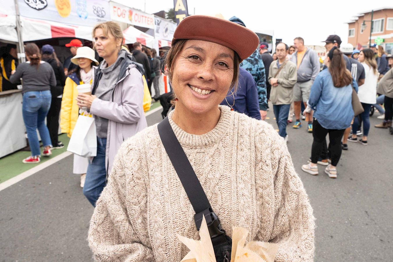 '图5:陶艺教师卡罗琳被法轮功学员的平和所触动。'