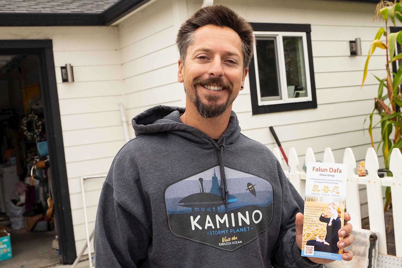 '图7:当地居民瑞安表示,他完全赞成真善忍原则。'