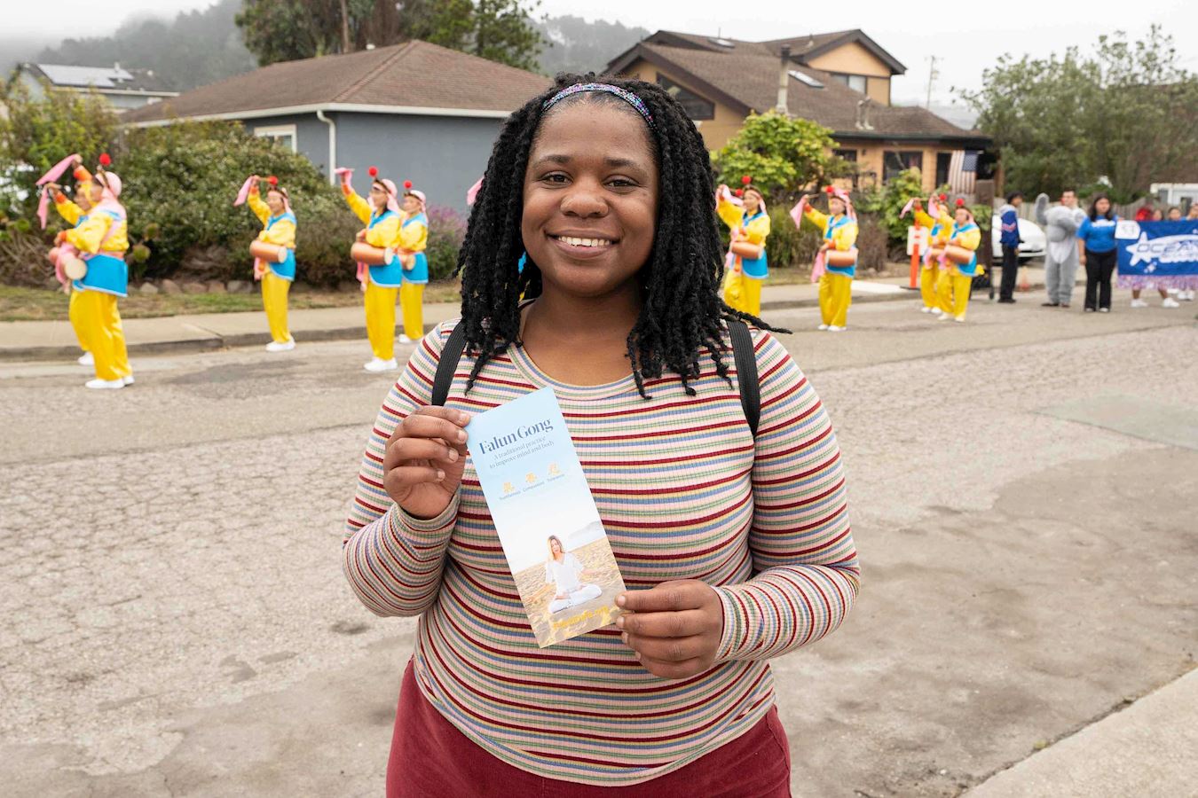 '图8:零售检查员汤普森表示,法轮功学员看起来很善良,我喜欢这支队伍。'