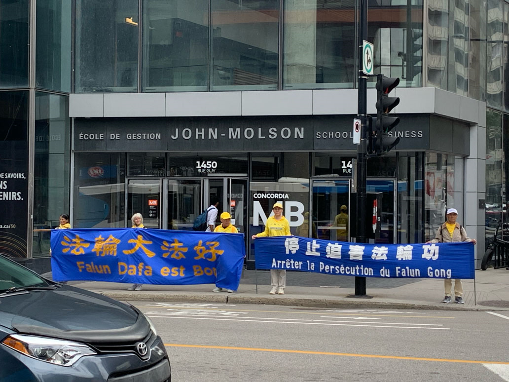 图1~2:二零二四年九月二日,蒙特利尔部份法轮功学员在市中心圣凯瑟琳大街,举办呼吁制止中共迫害法轮功的大型征签活动。