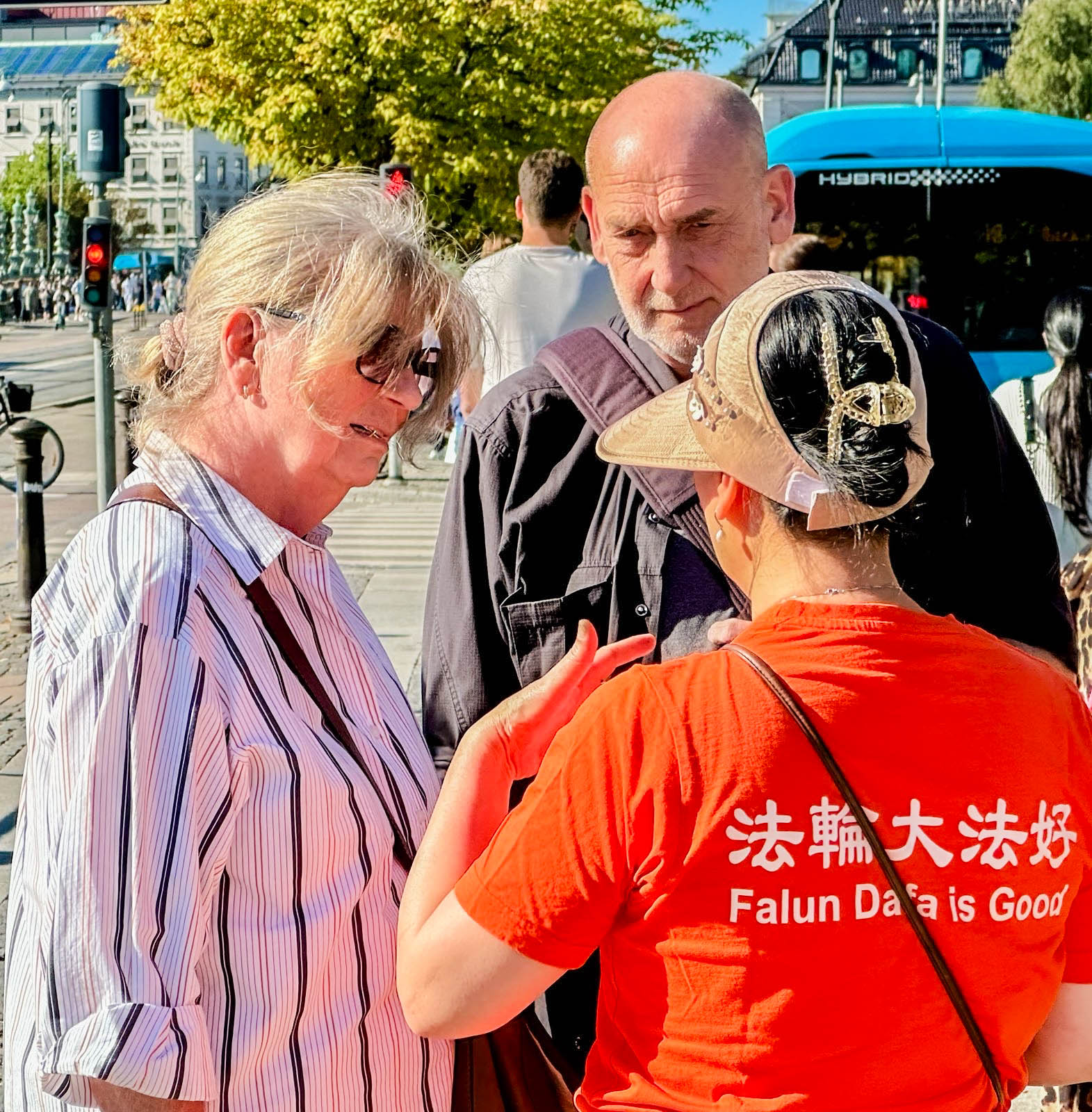 图7:明白真相的瑞典夫妇表示要学炼法轮功的功法,并称赞法轮功是无价之宝