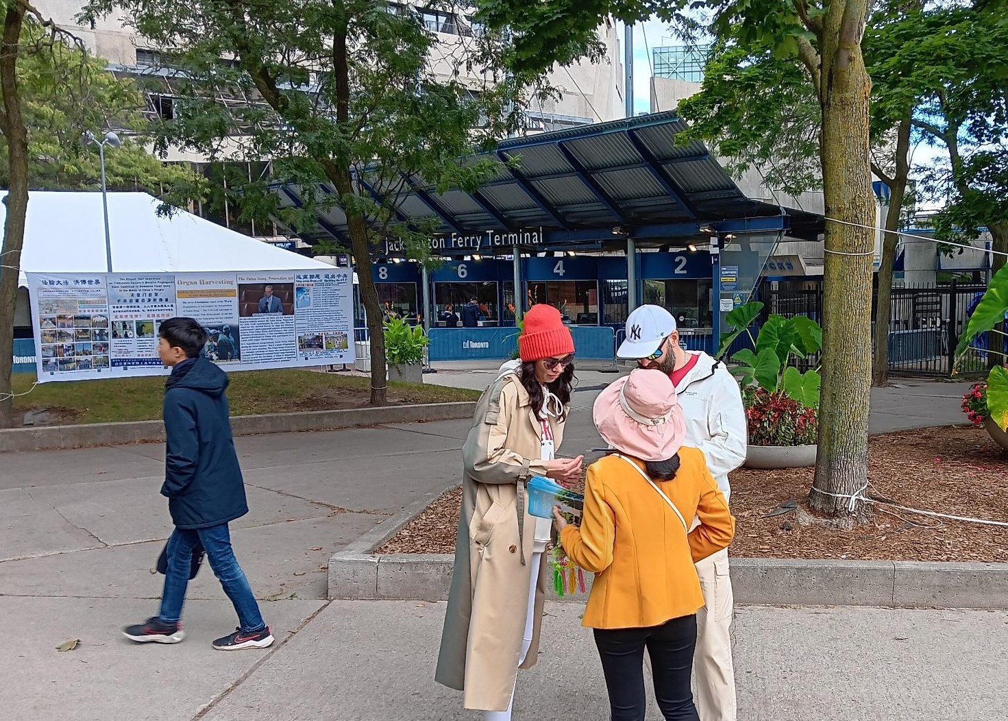 图1~5:二十五年来,法轮功学员持之以恒地在码头广场公园真相点上,向来往民众传递真相