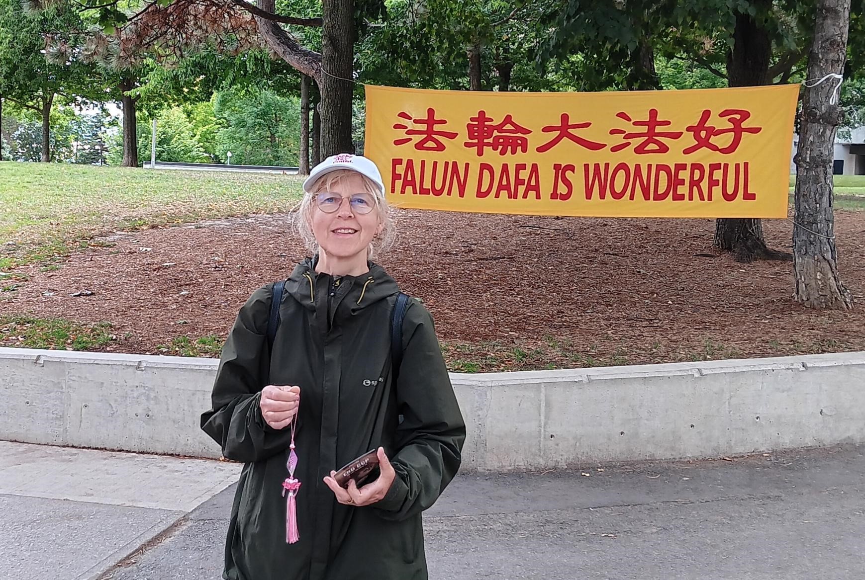 图7:艾格尼丝认为真、善、忍的原理对人和世界都有好处,她祈祷能够尽快结束迫害