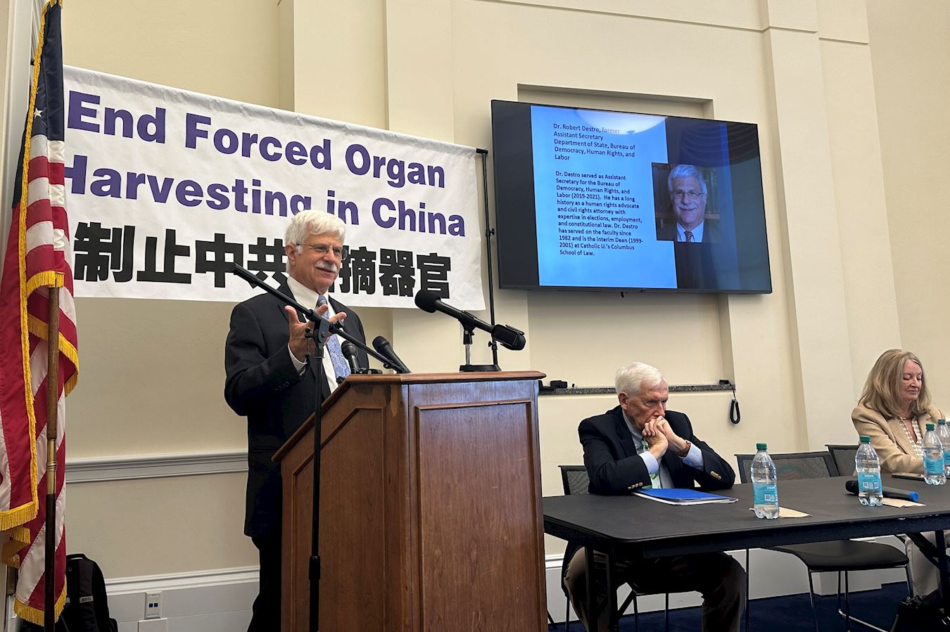 '图3:二零二四年九月四日,美国国务院前助理国务卿罗伯特‧德斯特罗(Robert A. Destro)在新闻发布会上发言。'