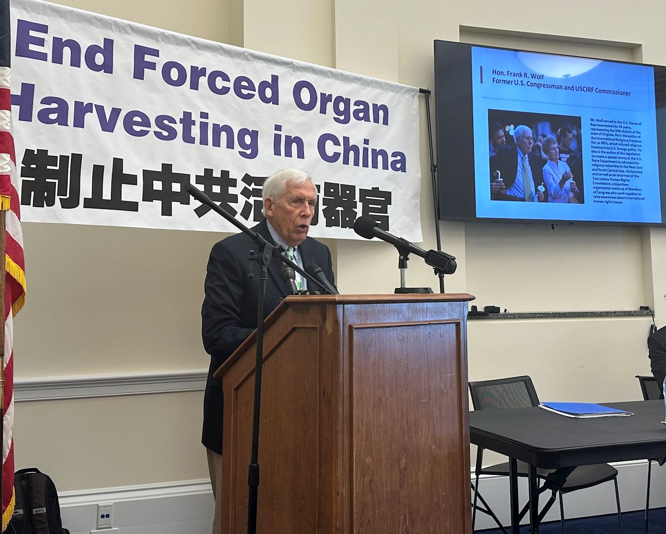 '图7:二零二四年九月四日,前美国国会议员弗兰克‧沃尔夫(Frank Wolf)在记者会上发言。'
