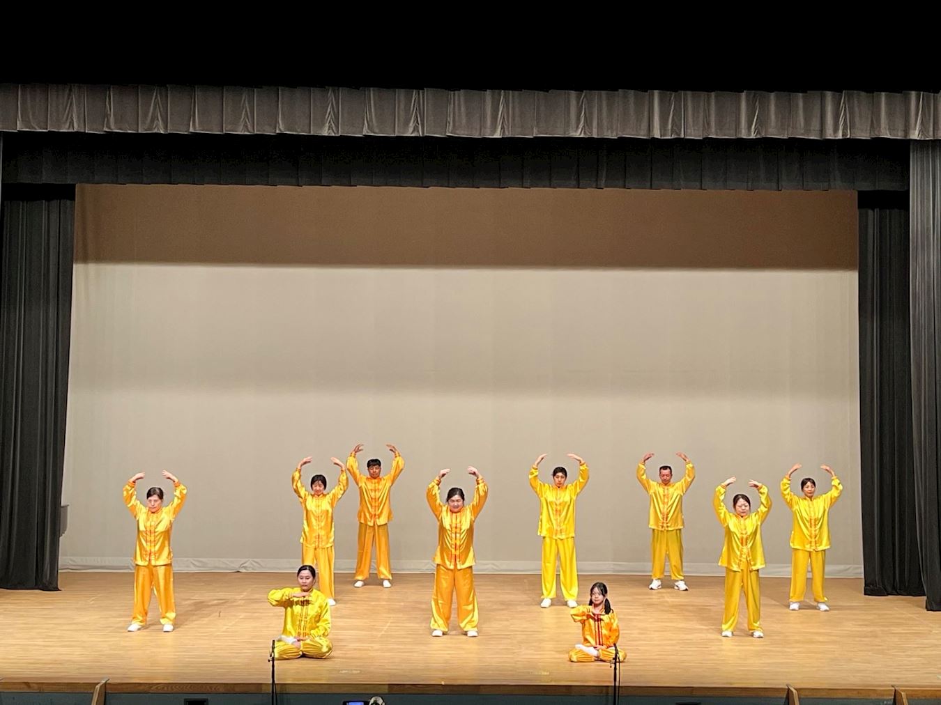 '图1:法轮功学员在舞台上演示法轮功功法'