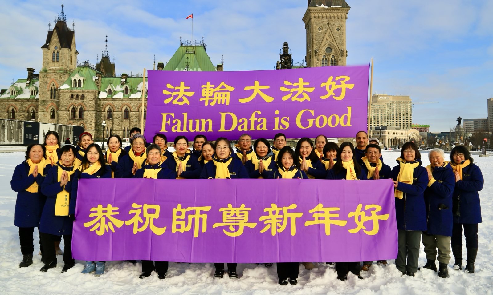 图1~2:加拿大渥太华大法弟子恭祝师尊二零二五年新年快乐。