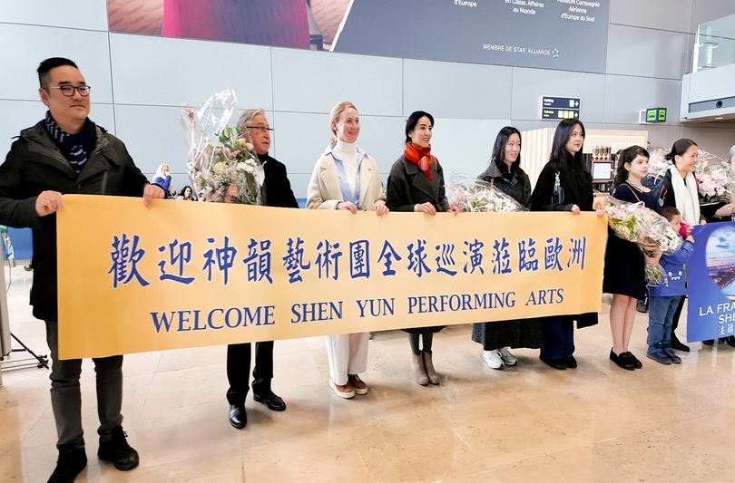 图7:二零二四年十二月三十一日,神韵艺术团抵达法国南部马赛,开启二零二五年在法国巡回演出之旅。图为艺术家们在机场受到粉丝的欢迎。(新唐人电视台)