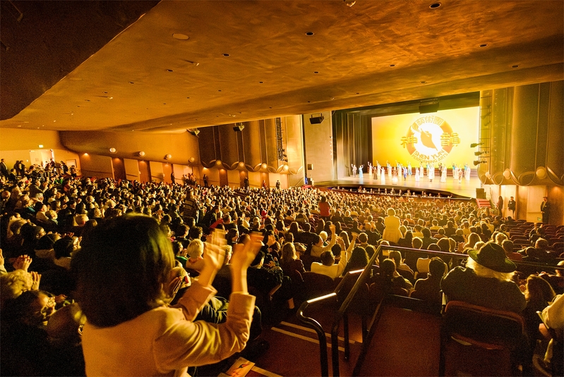 图2:二零二四年十二月二十六日至三十日,神韵北美艺术团在圣荷西表演艺术中心(Center for the Performing Arts)演出五场,图为十二月二十八日下午第三场演出。(大纪元)