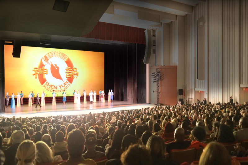 图3:神韵二零二五演季在亚特兰大的首轮演出,连续五场演出皆满场,观众从演出中感受到光明与希望。图为二零二四年十二月二十七日下午,神韵在亚特兰大首轮演出的最后一场演出圆满落幕。(新唐人)