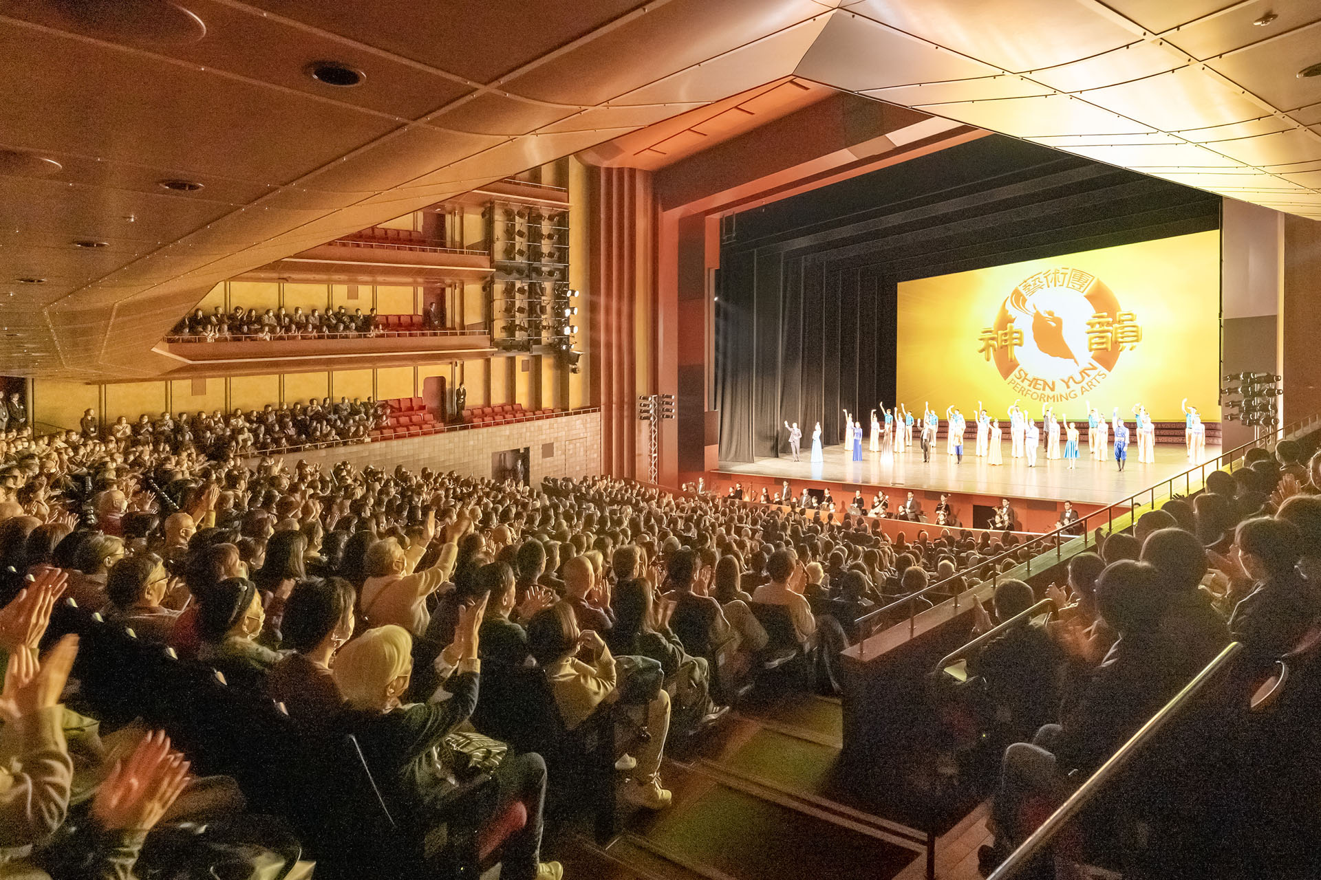 图2:二零二四年十二月三十日至二零二五年一月五日,美国神韵环球艺术团在日本京都ROHM京都剧院(ROHM Theatre Kyoto)演出六场皆爆满。图为二零二五年一月三日第三场演出爆满盛况。(大纪元)