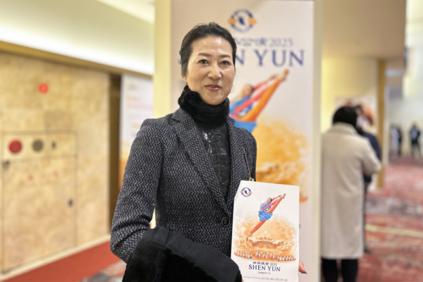 图4:二零二四年十二月二十五日中午,企业主铃木幸代(Suzuki Sachiyo)观赏了在日本名古屋爱知县艺术剧场的第三场神韵演出。(大纪元)