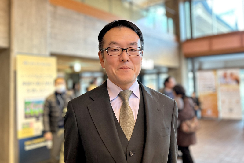 图5:二零二五年一月三日下午,IT端末机器制造、系统开发公司社长平林幸典(Hirabayashi Yukinori)观赏了在京都的ROHM京都剧院(ROHM Theatre Kyoto)的第三场神韵演出。(大纪元)