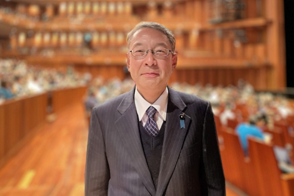 图7:二零二五年一月八日晚,兵库县议会议员大矢卓志(Ooya Takuji)观赏了在日本兵库县立艺术文化中心(Hyogo Performing Arts Center)的第三场神韵演出。(大纪元)