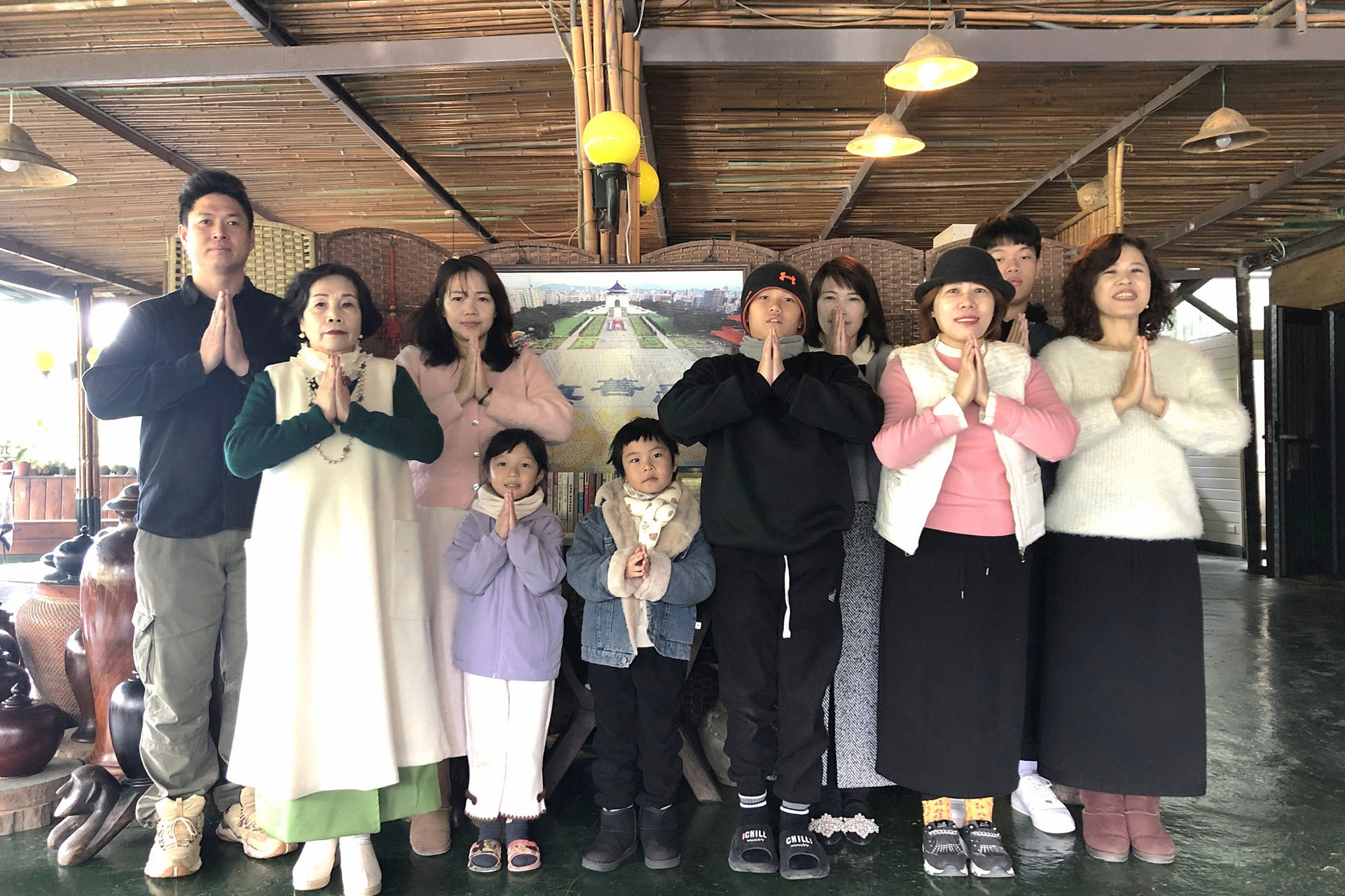 图2:台湾台东知本炼功点学员向师父拜年:“恭祝师尊新年好!”