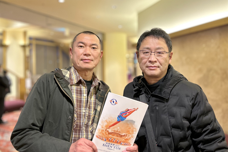 图9:二零二四年十二月二十六日下午,舞台专业摄像师杉原一马(Sugihara Kazuma,左)与舞台专业摄影师黑川务(Kurokawa Tsutomu,右)观赏了在名古屋的爱知县艺术剧场的第五场神韵演出。(大纪元)