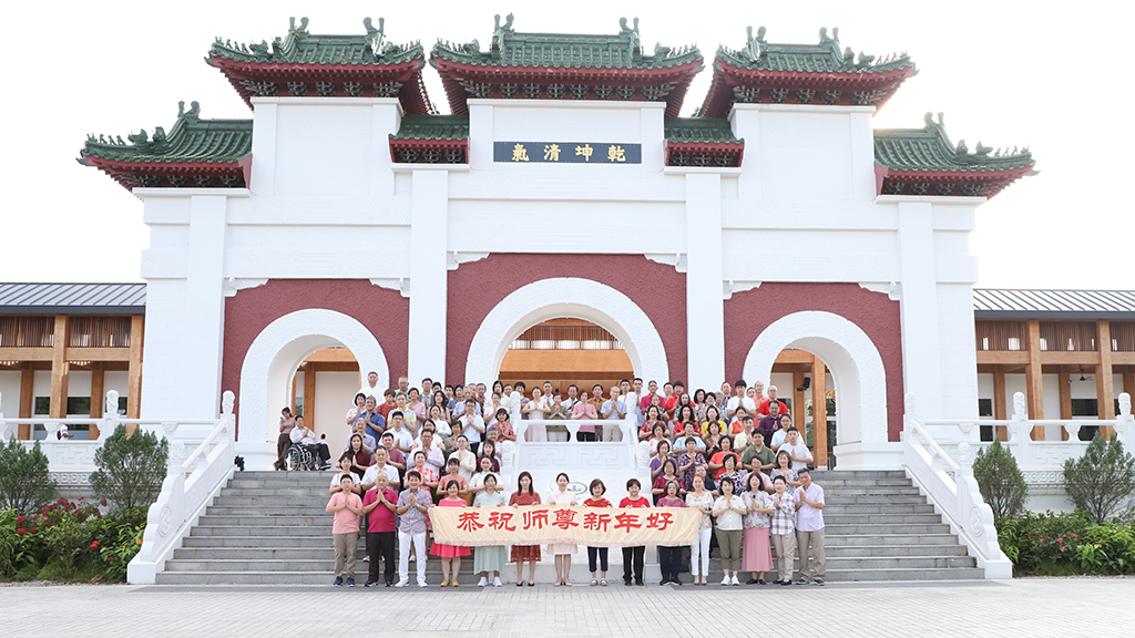 图:新加坡大法弟子恭祝师父新年好。