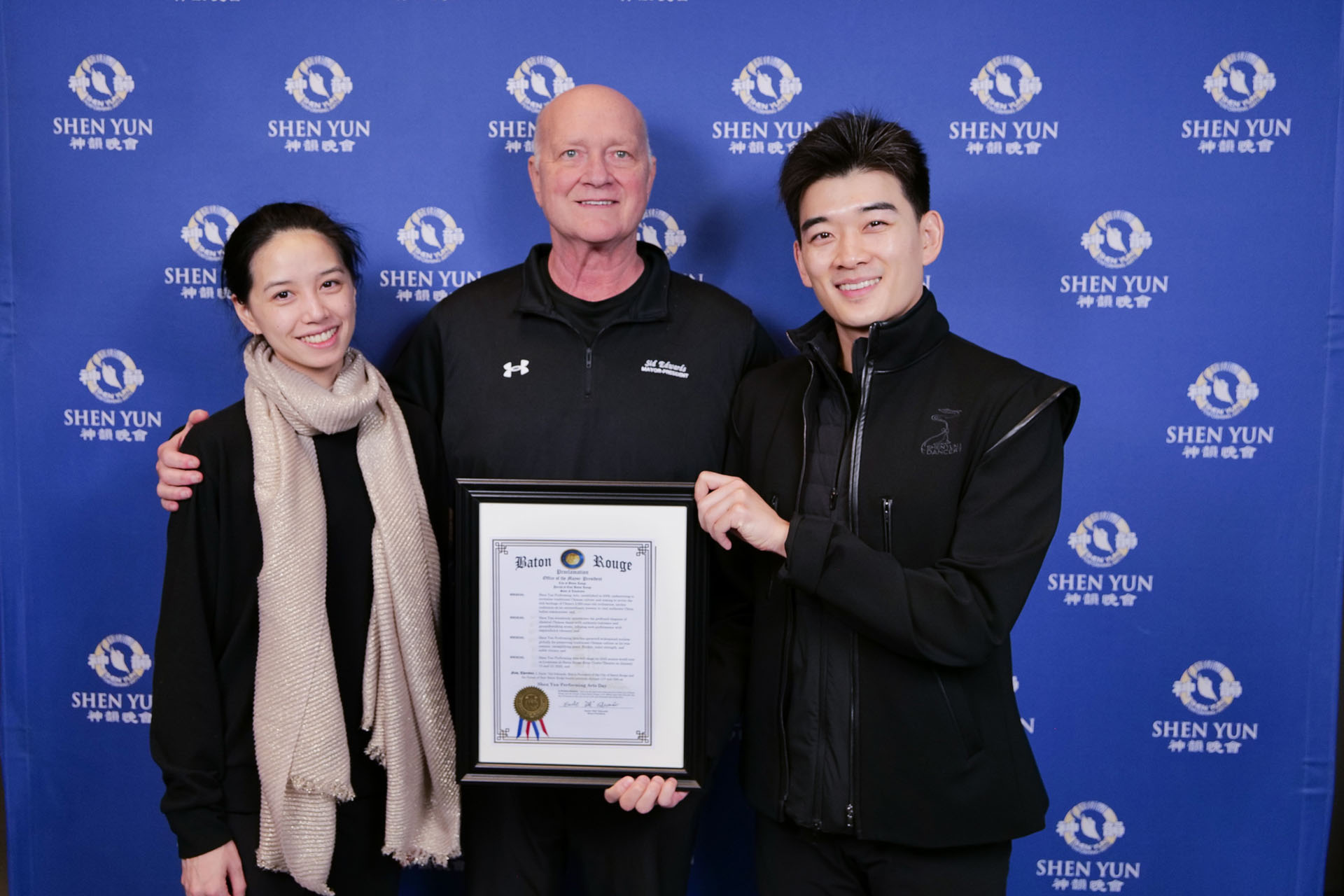 图8:二零二五年一月十二日,巴图鲁日市长爱德华斯(Sid Edwards,中)向神韵巡回艺术团的两位代表颁发褒奖。(大纪元)