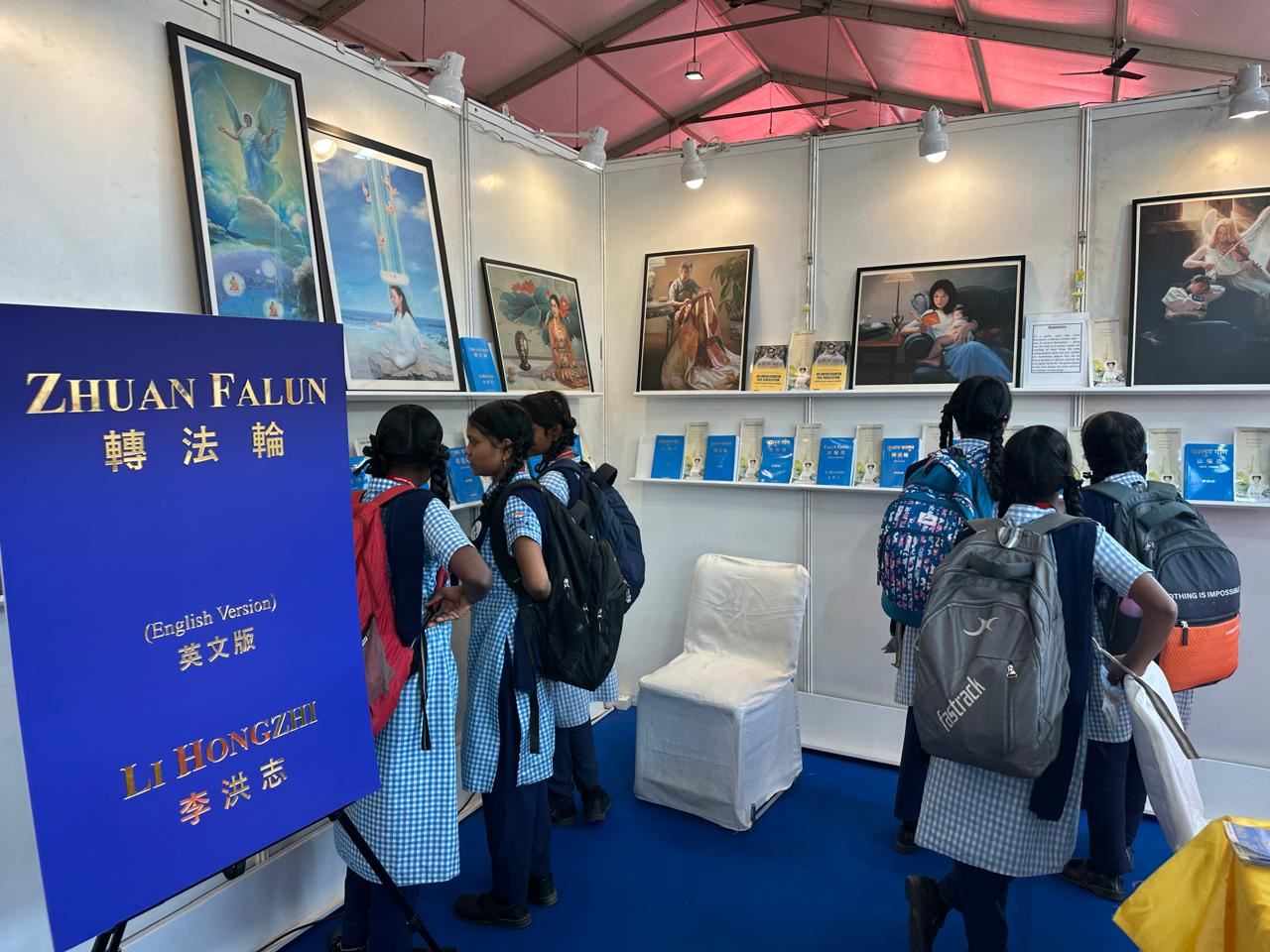 '图1~3:二零二四年浦那市图书节上的法轮大法展位。'