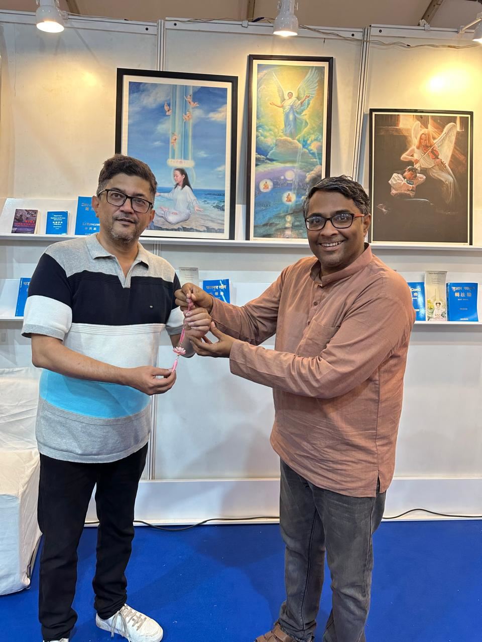 '图11:马拉地语电影编剧兼导演米林德·辛特雷(Milind Shintre)(左)'
