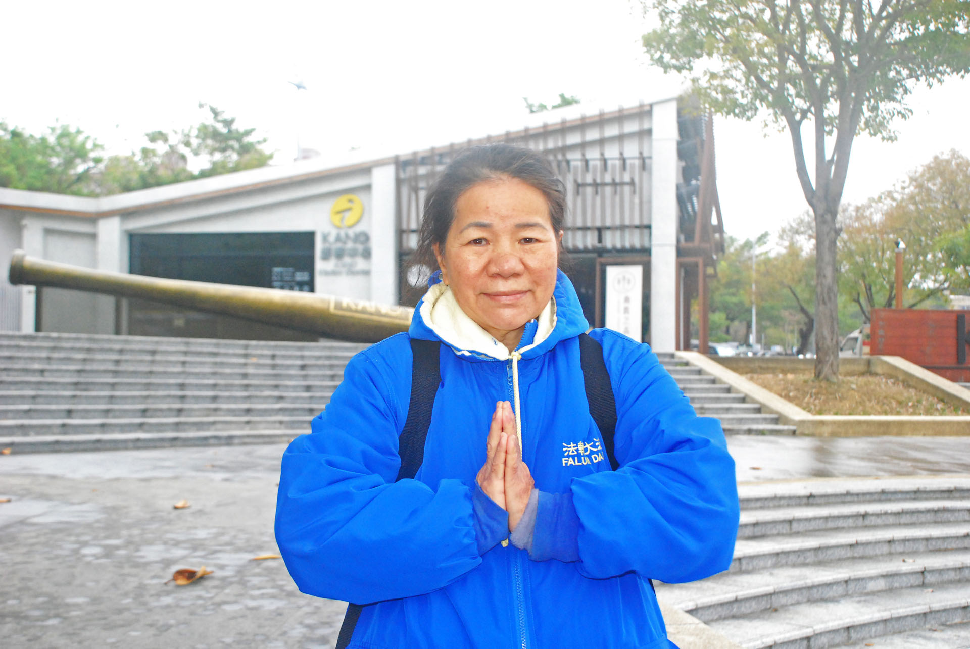 图3:经营餐饮业的若兰说:“圆容好家庭,同心把大法美好传递给游客。”