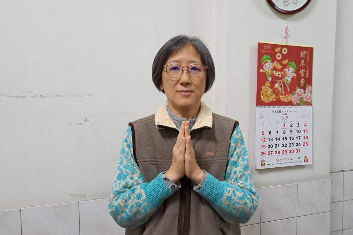 图4:柔静向慈悲伟大的师尊拜年,“恭祝师父新年快乐!感谢师父救度之恩!”