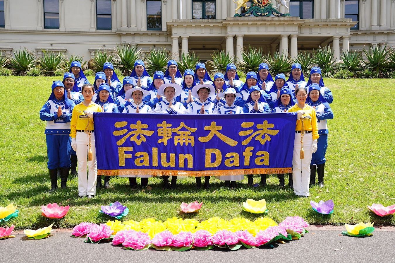 '图4:墨尔本天国乐团法轮功学员恭祝师尊过年好!'