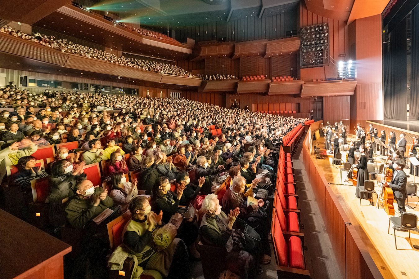 '图4:二零二五年一月二十一日下午,神韵环球艺术团在日本东京都八王子市的八王子J:COM厅(J:COM Hall Hachioji)举行的首场演出,票房售罄。(大纪元)'