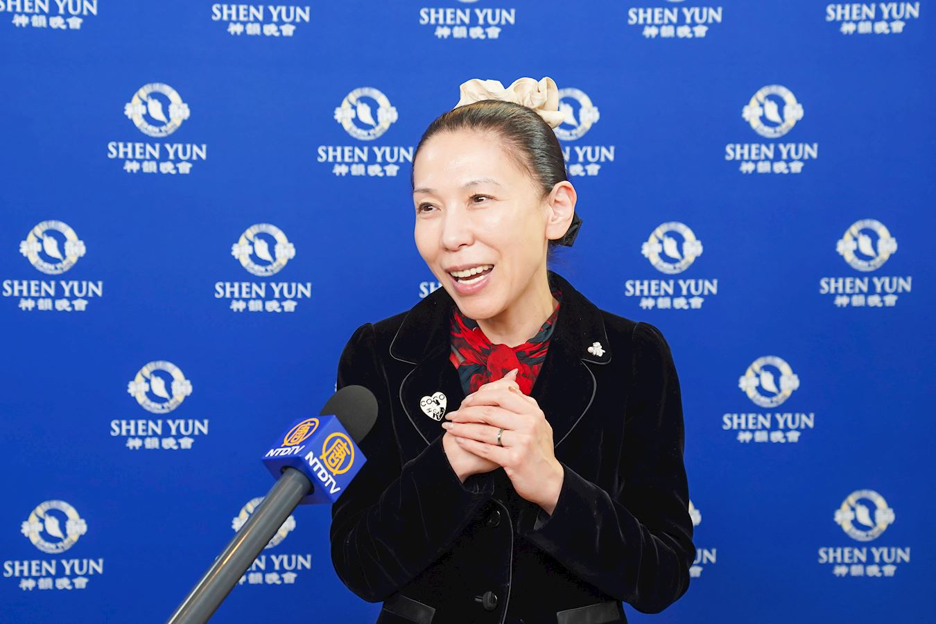 '图7:二零二五年一月二十二日晚,日本知名礼仪培训师、集团总裁西出博子(Nishide Hiroko)观赏了美国神韵环球艺术团在八王子市的八王子J:COM厅(J:COM Hall Hachioji)的第三场演出。(大纪元)'