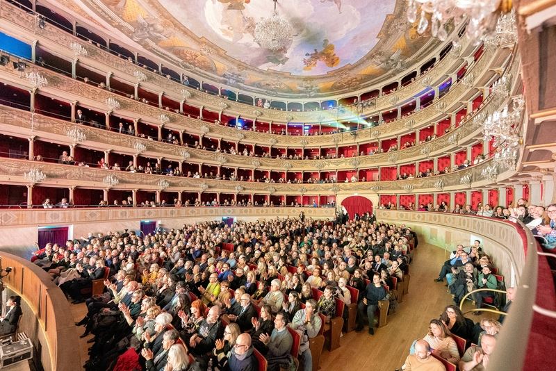 '图2:二零二五年一月二十三日,在意大利名城贝加莫(Bergamo)著名的多尼采蒂剧院(Teatro Donizetti),神韵纽约艺术团的第二场演出爆满。(大纪元)'