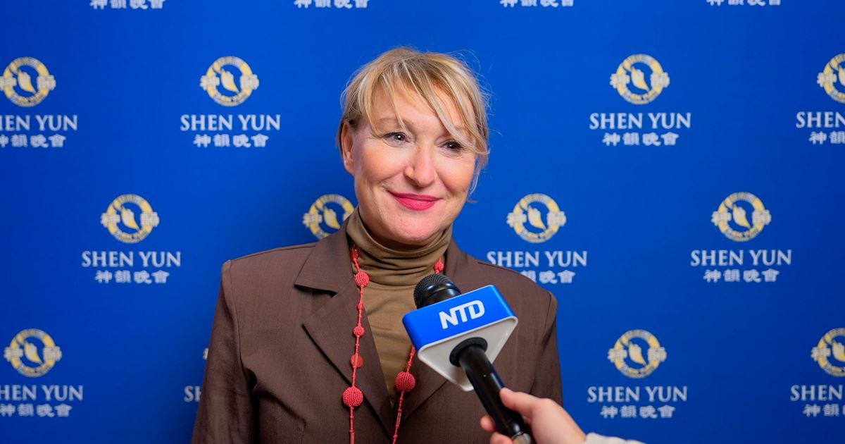 '图12:二零二五年一月二十二日晚,演员、编导妮可莱塔·马拉诺(Nicoletta Maragno)观赏了美国神韵纽约艺术团在意大利贝加莫多尼采蒂剧院(Teatro Donizetti)的首场演出。(新唐人电视台)'