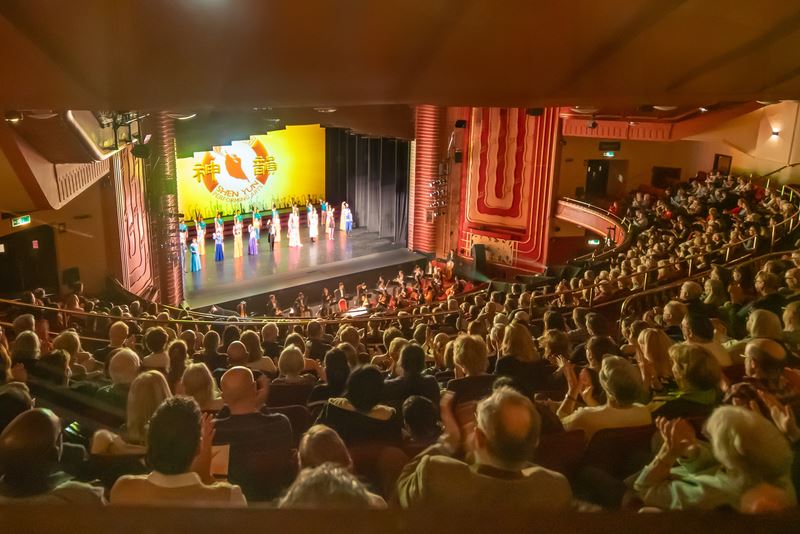 '图5:二零二五年一月二十五日,神韵世界艺术团在英国牛津新剧院(New Theatre)最后两场演出结束后,艺术家们再度两次谢幕。(大纪元)'