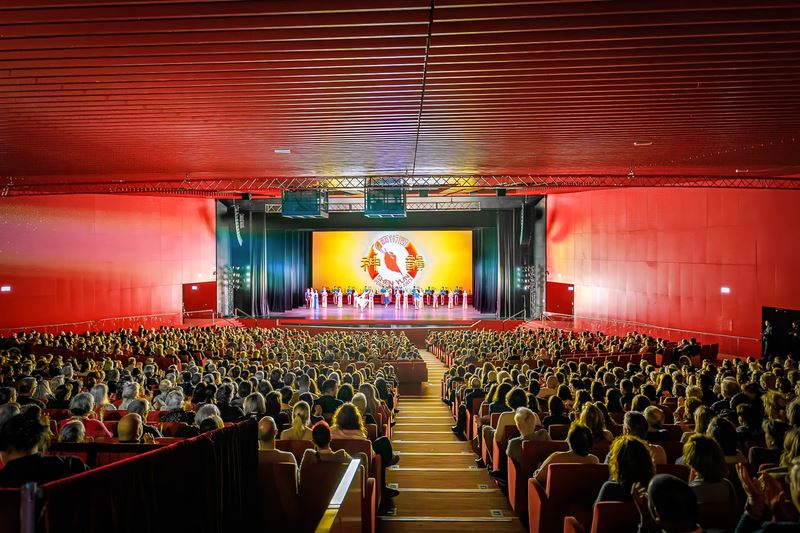 '图6:神韵在奥地利首都四天五场的演出,场场爆满,周末三场一票难求。图为二零二五年一月二十六日下午,神韵国际艺术团在维也纳市政厅剧院(Wiener Stadthalle, Halle F)最后一场演出的盛况。'