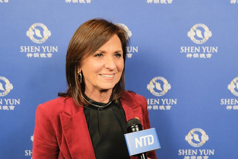 '图7:二零二五年一月二十四日晚,美国德州州参议员安吉拉·帕克斯顿(Angela Paxton)观赏了神韵巡回艺术团在德州达拉斯博览会园音乐厅的首场演出。(新唐人电视台)'