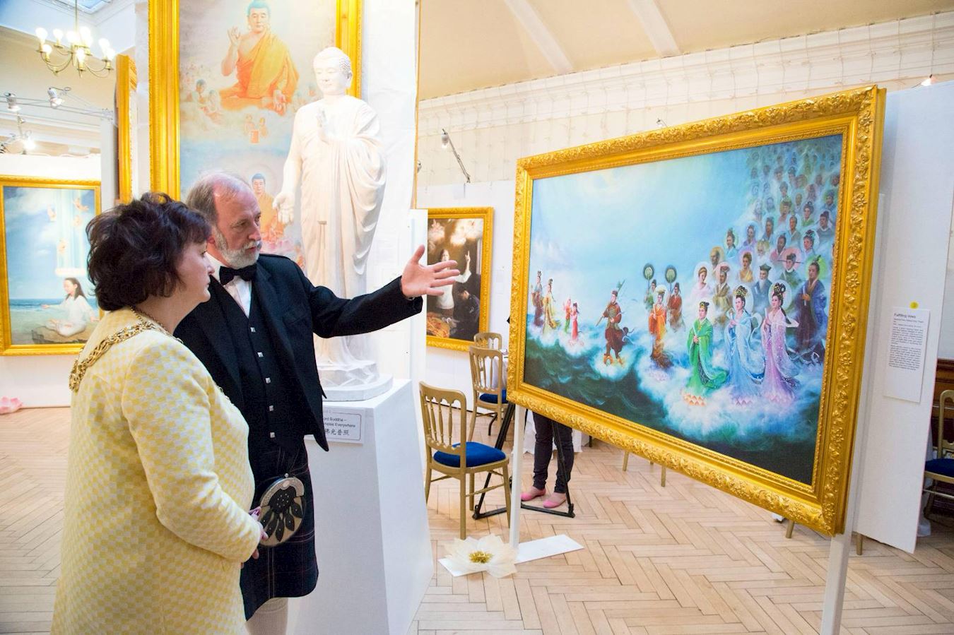 '图3:2013年艾迪(右)向格拉斯哥市长介绍真善忍画展。'
