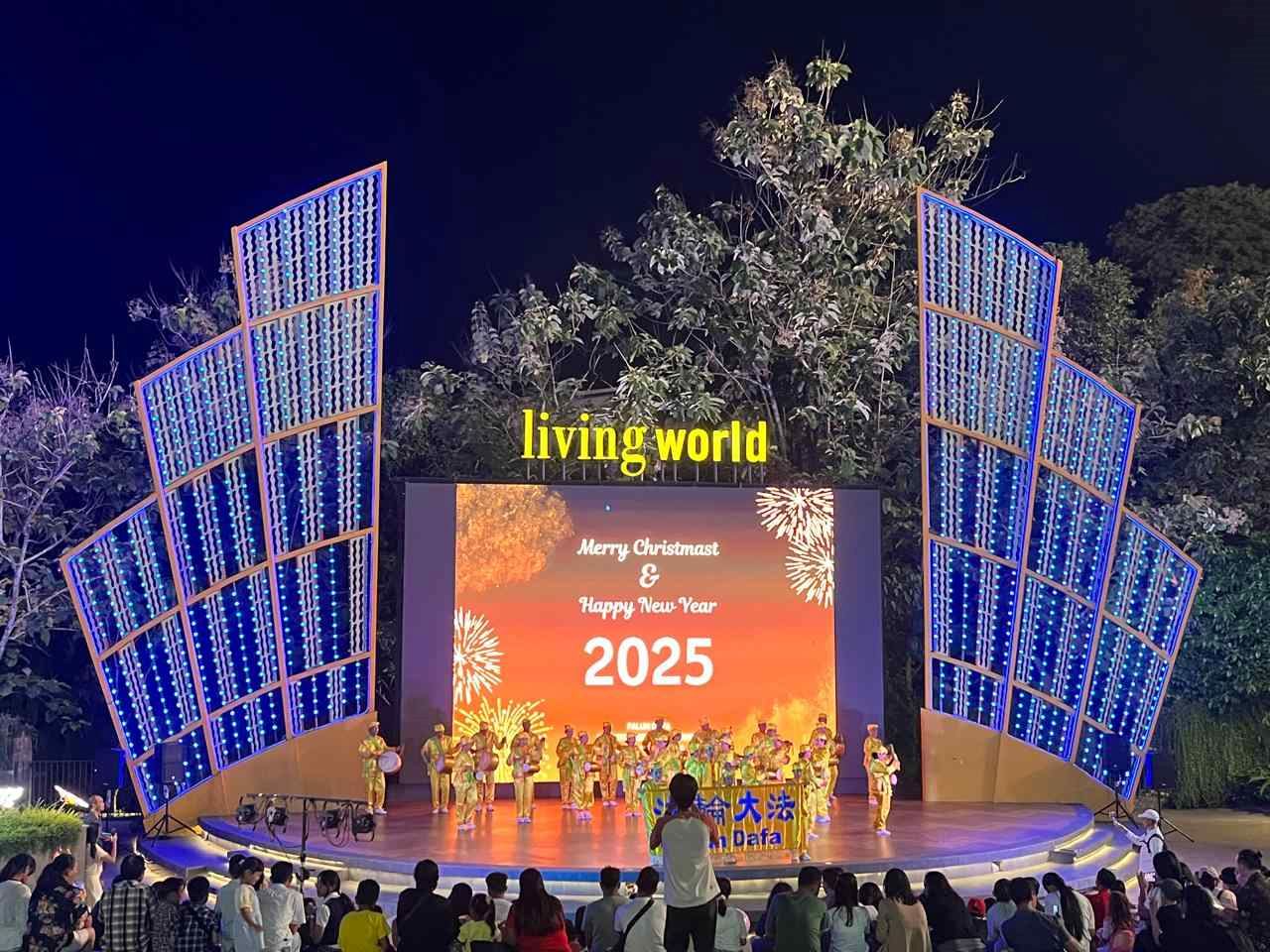 '图3:腰鼓队在Living World购物中心的圣诞和新年庆祝活动中表演。'