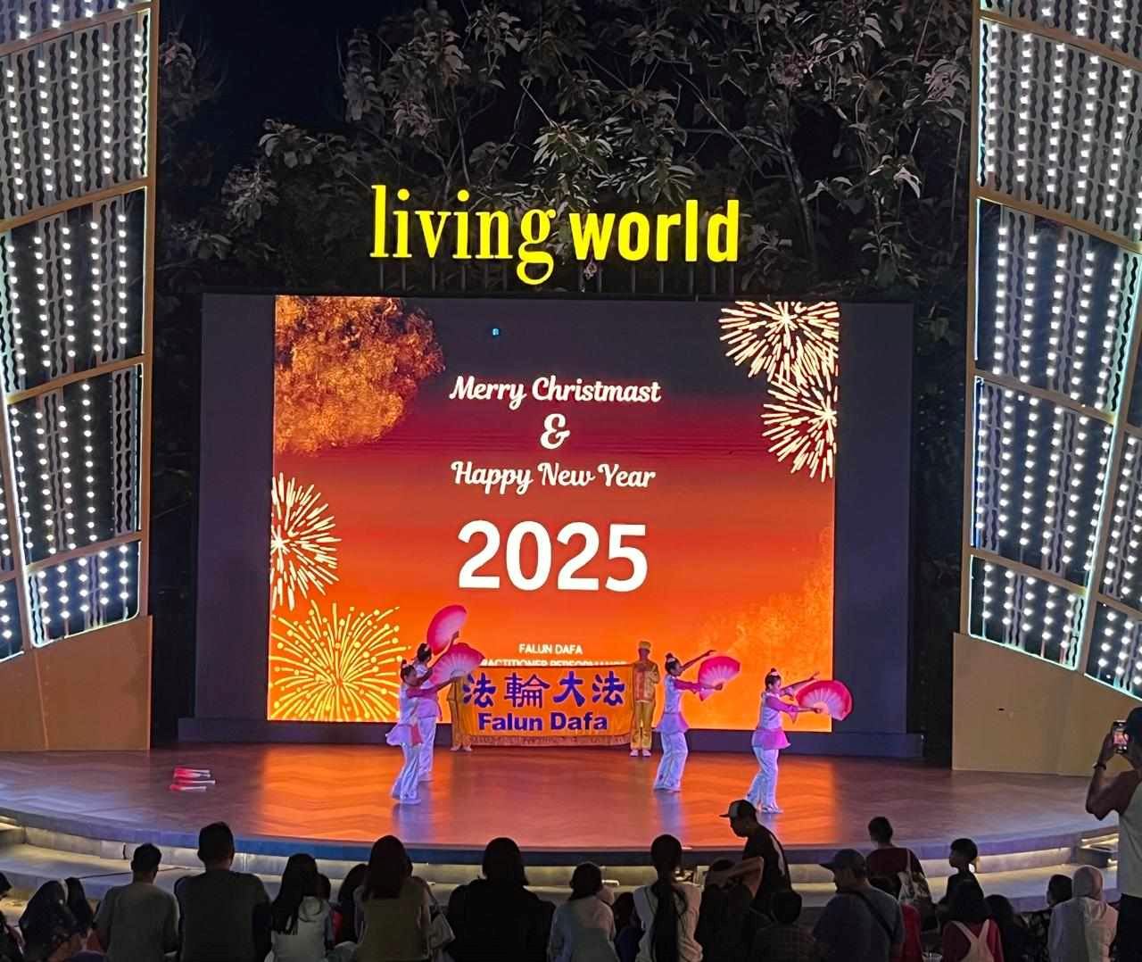 '图4:年轻的法轮功学员带来了优雅的扇舞表演。'