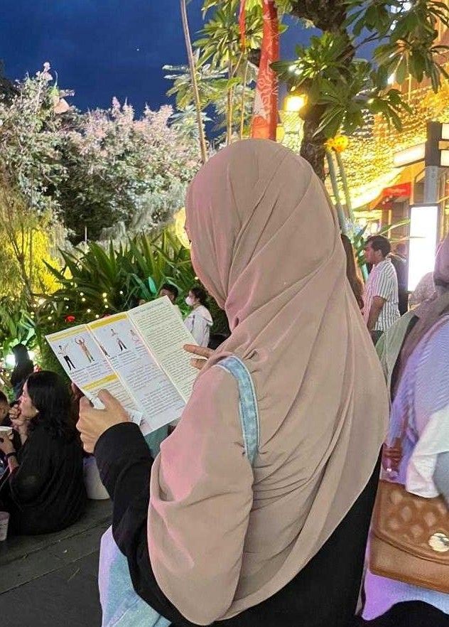 '图5~6:观众专注地阅读法轮功真相资料。'