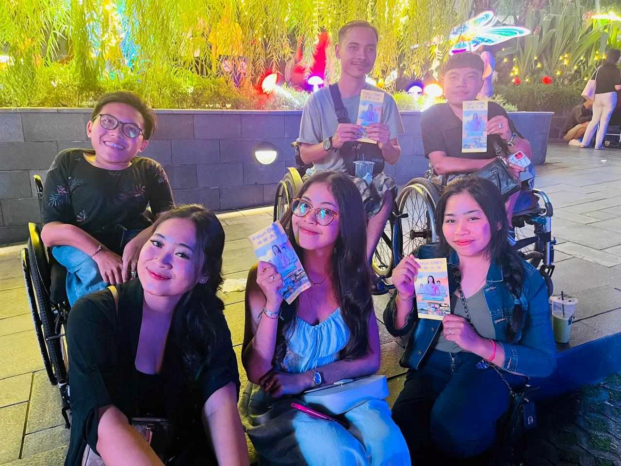 '图7:卡尔曼(Karmen)(左一戴眼镜的男士)和他的五位朋友拿到了法轮功的真相资料。'