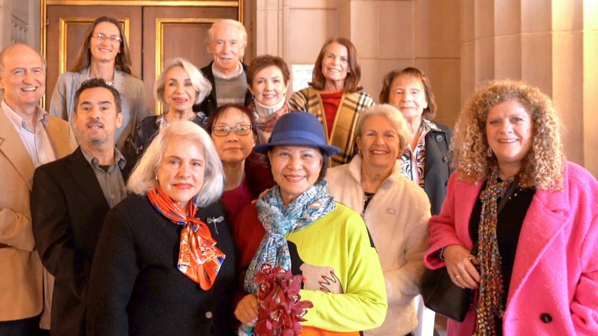 图8:二零二五年一月四日下午,美国加州诺瓦托(Novato)共和党妇女联合会会长方丽玲(前排左二),带领会员一共十八人,观赏了神韵北美艺术团在加州旧金山歌剧院的演出。(新唐人电视台)