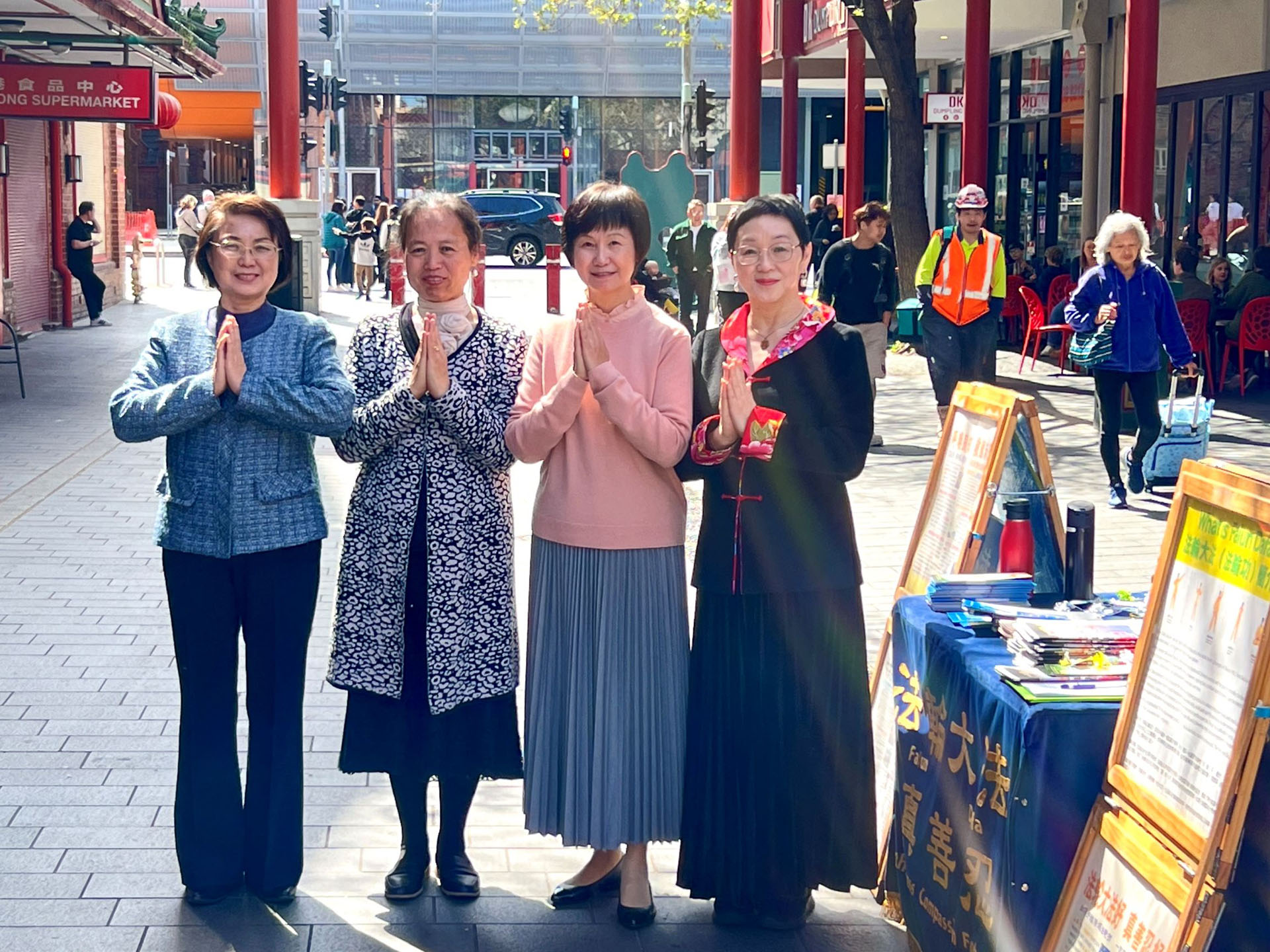 图8:澳大利亚阿德莱德中国城真相点的法轮功学员恭祝师尊中秋佳节快乐
